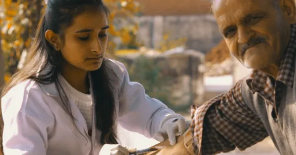 हिमाचल प्रदेश : जो गाँववाले अस्पताल तक नहीं पहुँच सकते, उनके घर तक पहुँच रहा है यह मोबाइल अस्पताल!