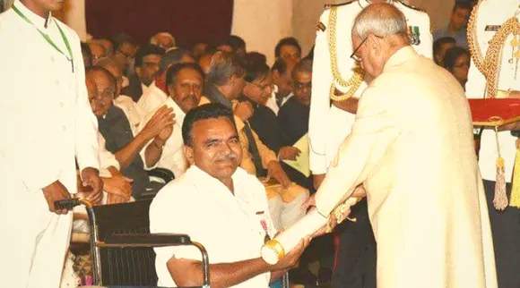 अनार की आधुनिक खेती कर बदली लोगों की सोच, पद्म श्री विजेता है गुजरात का यह दिव्यांग किसान!