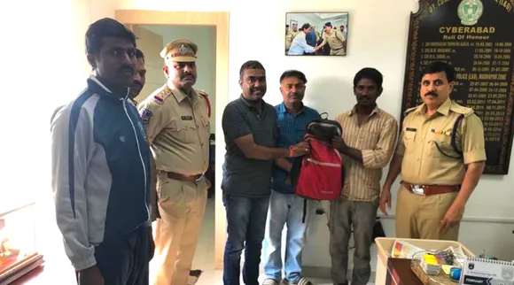 हैदराबाद: ऑटो में ही छोड़ गये 10 लाख रुपयों से भरा बैग, ड्राईवर ने सही-सलामत लौटाया!