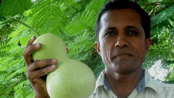 किसानों की दुर्दशा और बढ़ती बिमारियों को देख, यह फ़ोटोग्राफ़र बन गया चलता-फ़िरता देशी बीजों का बैंक!