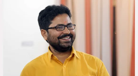 खुद किताबों के अभाव में बड़ा हुआ यह पत्रकार अब आपकी रद्दी को बना रहा है ग्रामीण बच्चों का साहित्य!