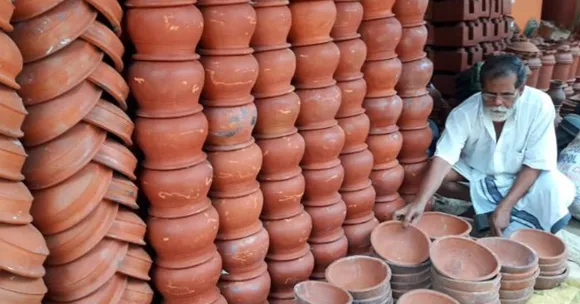 पशु-पक्षियों को पानी पिलाने के लिए 6 लाख रूपये खर्च कर, 10, 000 गमले बाँट रहे हैं 70 वर्षीय नारायण