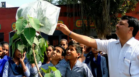 साइंस या मनोरंजन : 250+ हैंड्स ऑन एक्टिविटी से विज्ञान सिखा रहे हैं सरकारी स्कूल के यह शिक्षक!