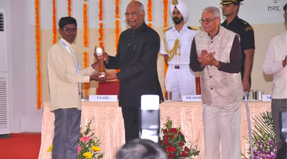 दिहाड़ी मज़दूर ने बीमार पत्नी के लिए बनाया ख़ास 'टॉयलेट बेड', जीता नेशनल अवॉर्ड!