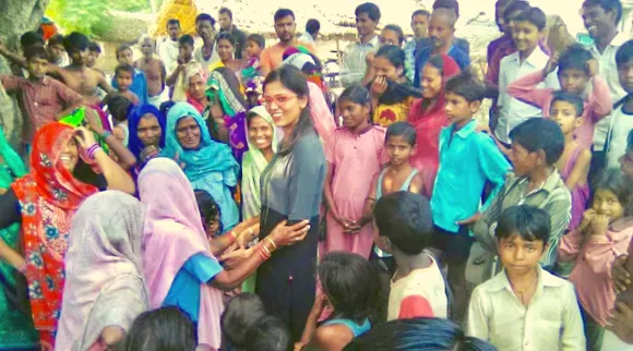 प्रशासन और ग्रामीणों के बीच सेतु बनकर, 20, 000+ लोगों तक पहुंचाई सरकारी योजनायें!