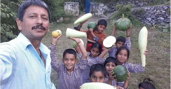 उत्तराखंड के इस सरकारी स्कूल को इस शिक्षक ने बनाया 'पहाड़ का ऑक्सफोर्ड'!