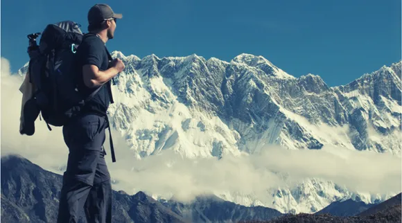 अरुणाचल के दुर्गम इलाकों तक पैदल यात्रा कर, बच्चों के लिए वैक्सीन पहुंचा रहा है यह युवक!