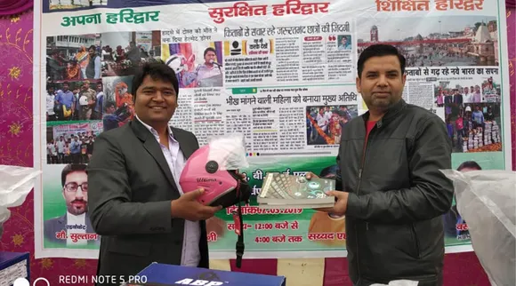 पुरानी किताबों के बदले हेल्मेट; दोस्त की मौत ने बनाया इस इंजीनियर को 'हेल्मेट मैन'!