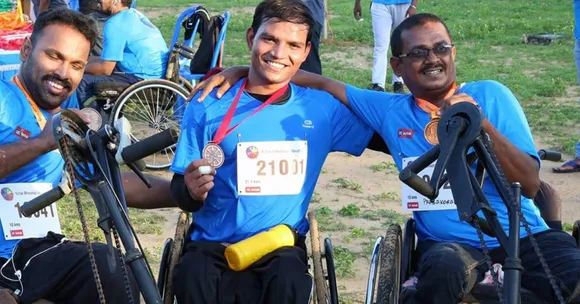 व्हील चेयर पर बैठ, स्पाइनल इंजरी के शिकार 2000 लोगों का जीवन बदल चुका है यह युवक!