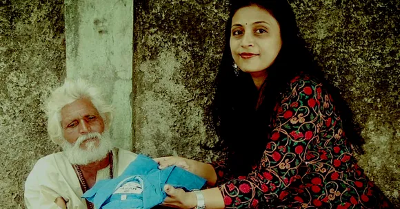 घर-घर से पुराने कपड़े इकट्ठा कर, धोकर-प्रेस करके ग़रीबों में बांटती है भोपाल की यह गृहिणी!
