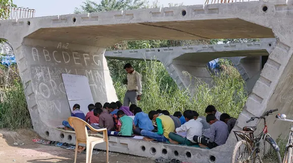 फ्लाईओवर के नीचे हर दिन 200 से भी ज़्यादा बच्चों को मुफ़्त में पढ़ाता है यह छात्र!