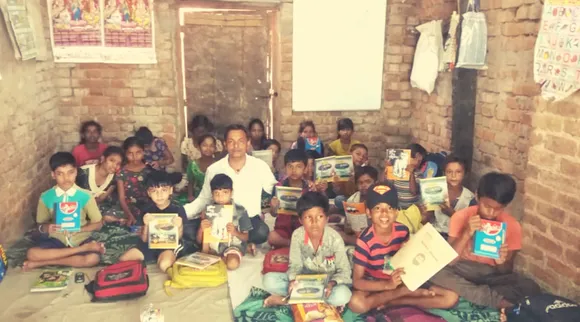 पिता की मृत्यु के बाद छोड़नी पड़ी थी पढ़ाई, आज 70 बच्चों को पढ़ा रहा है यह शख्स!