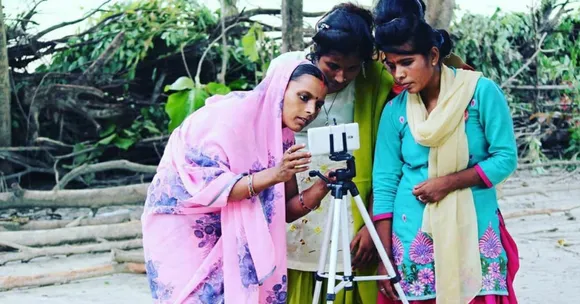 जिस गाँव में था बाल-विवाह का सबसे ज़्यादा दर, उसी गाँव में अब मीडिया की आवाज़ बनीं हैं ये 'स्मार्ट बेटियां'!