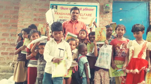 200 बच्चों को मुफ्त पढ़ाता है 'मिड डे मील' बनाने वाली माँ का यह बेटा!