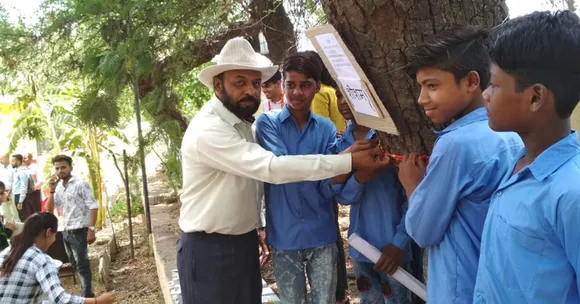 अब तक 3 लाख से भी ज़्यादा पौधे लगा चुका है भोपाल का यह ट्री-मैन; पेड़ बनने तक करता है देखभाल!