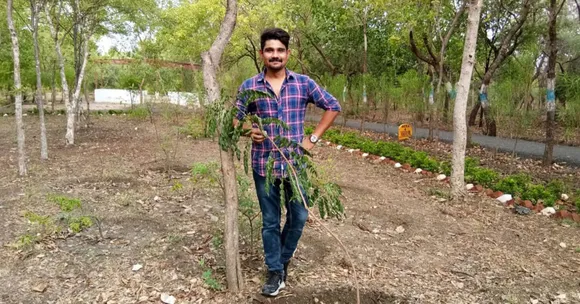 भोपाल: पहले पॉकेट मनी से और अब सैलरी से, हर रविवार पौधे लगाते हैं ये बैंकर, कई बन चुके हैं पेड़!