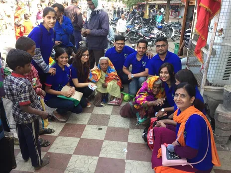 कभी दिव्यांग की लाठी, तो कभी बच्चों के शिक्षक बनते हैं ये डॉक्टर!