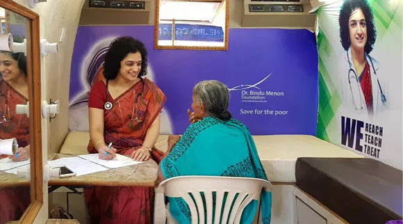 'न्यूरोलॉजी ऑन व्हील्स': 5 सालों से खुद गाँव-गाँव जाकर लोगों का मुफ्त इलाज करती हैं यह न्यूरोलॉजिस्ट!