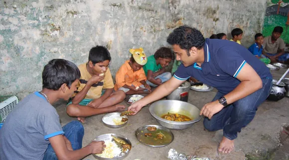 शिक्षक की एक पहल ने बचाया 3 लाख प्लेट खाना, 350 बच्चों की मिट रही है भूख!