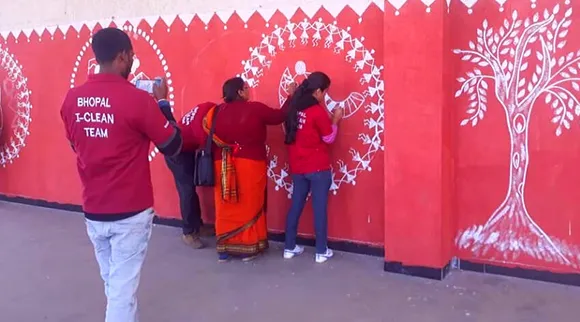 पान की पीक से पटी दीवारों को हर रविवार साफ़ कर, खूबसूरत कलाकृतियाँ उकेरती है यह टीम!