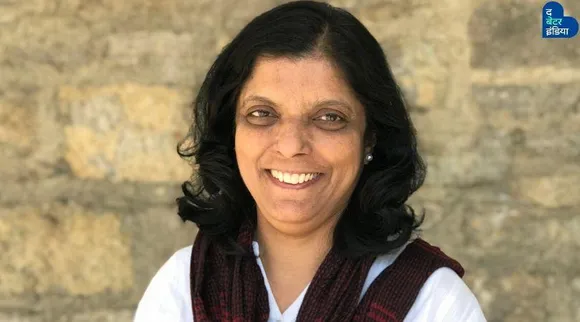 इस महिला ने छोड़ दी अपनी नौकरी ताकि हज़ारों बच्चों को न छोड़नी पड़े पढ़ाई!