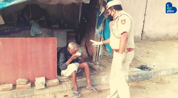 कोरोना हीरोज़: 350 गरीब परिवारों को खाना और मास्क मुहैया करा रहा है यह पुलिस अफसर!