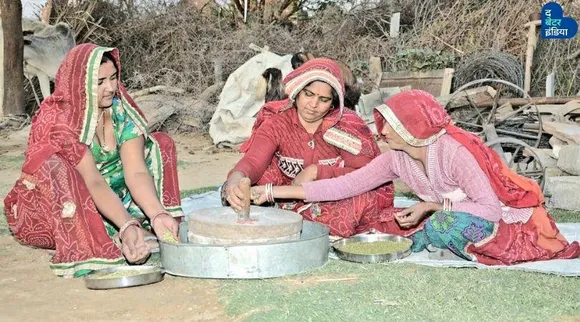 कैंटीन से लेकर चप्पल और मसाला फैक्ट्री तक संभाल रही हैं इन गांवों की महिलाएं!