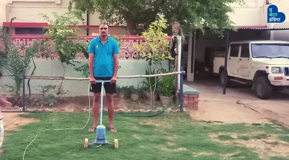 जुगाड़: घर में बेकार पड़ी चीज़ों से रिटायर फौजी ने बना दी घास काटने वाली मशीन!