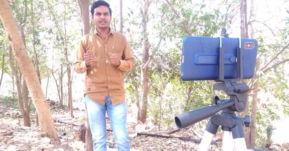 जहाँ बिजली भी नहीं पहुँचती, वहाँ आदिवासी भाषाओं में जानकारी पहुँचाते हैं ये पत्रकार!