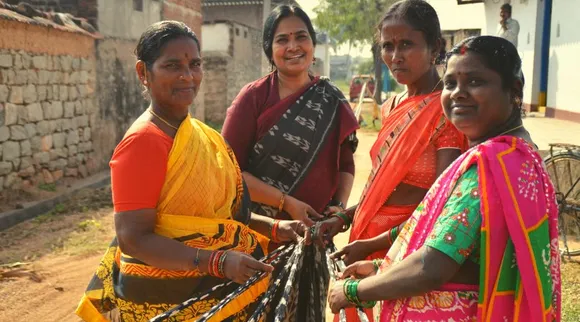किसान, बुनकर, कशीदाकार और दर्जी को सीधा जोड़ 100 से ज्यादा महिलाओं को दिया रोज़गार!