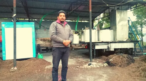 चीड़ पेड़ के पत्तों से बिजली उत्पादन कर महीने के लगभग 45 हज़ार रुपये कमा रहा है यह शख्स!