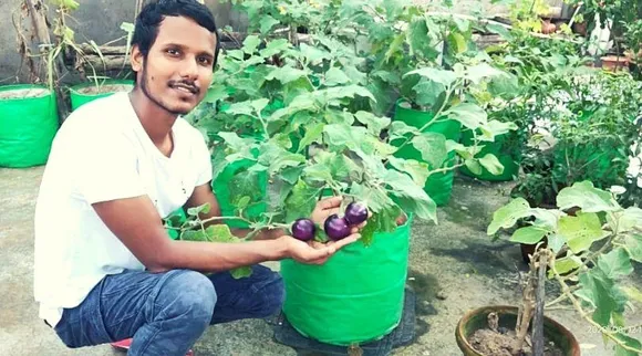 छत पर उगाये फूल, सब्ज़ी, फल और मसालों के 300 पेड़-पौधे, ताकि पड़ोसियों को मिले ताज़ा स्वाद