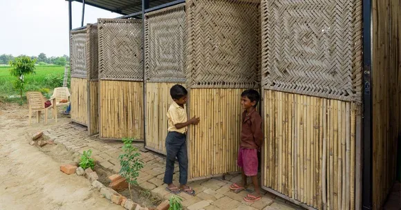 दिल्ली: मिनटों में खुल-बन सकता है बस्ती के बच्चों के लिए, बाँस से बना यह स्कूल