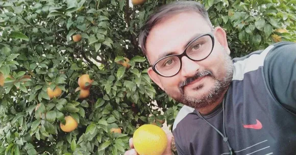 माता-पिता मेडिकल क्षेत्र में, बेटा कहलाता है सेलिब्रिटी किसान, लाखों में है कमाई