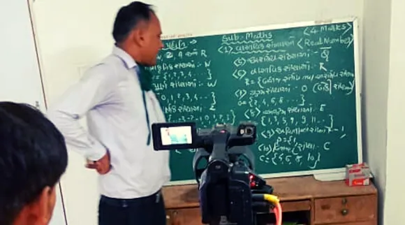 Salute Teachers! स्मार्टफोन, इंटरनेट के अभाव में भी इन शिक्षकों ने नहीं रुकने दी शिक्षा