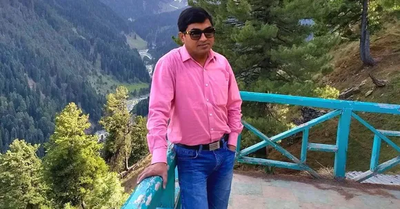 कभी फीस के पैसों के लिए सड़कों पर बेचते थे अंडे, आज UPSC की परीक्षा पास कर बने अफसर