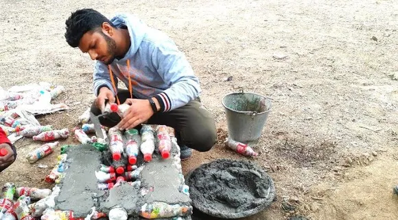 प्लास्टिक की बेकार बोतलों से गमले, डॉग शेल्टर और शौचालय बनवा रहा है यह 'कबाड़ी' इंजीनियर