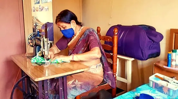 ढलती उम्र में है दूसरों के लिए कुछ करने की चाह, खुद सिलकर मुफ्त में बांटे 2000 मास्क