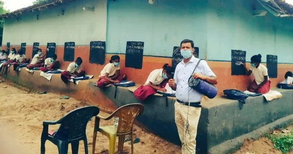 झारखंड: 'ऑनलाइन' नहीं 'ऑन वॉल' चलती है इस प्रेरक शिक्षक की पाठशाला