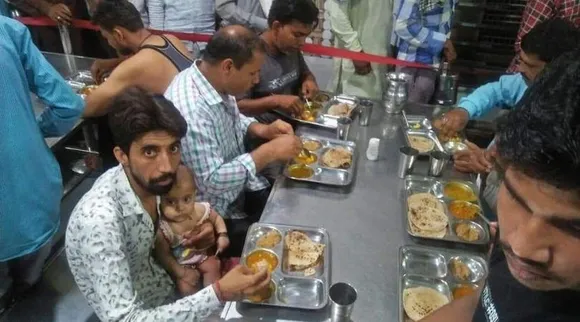 11 दोस्तों ने मिलकर छेड़ा अनोखा अभियान, मात्र 10 रुपये में खिलाते हैं पेटभर खाना