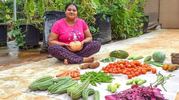 आर्किटेक्ट के साथ बनी अर्बन किसान भी, छत पर उगा रहीं हैं किचन के लिए पर्याप्त सब्ज़ियां