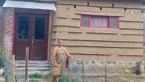 मिट्टी से बने इस घर में, नहीं पड़ती एसी-कूलर की जरूरत