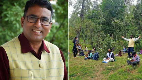 Kalyan Mankoti educating children, there is no Internet in village and no online classes during COVID in Uttarakhand