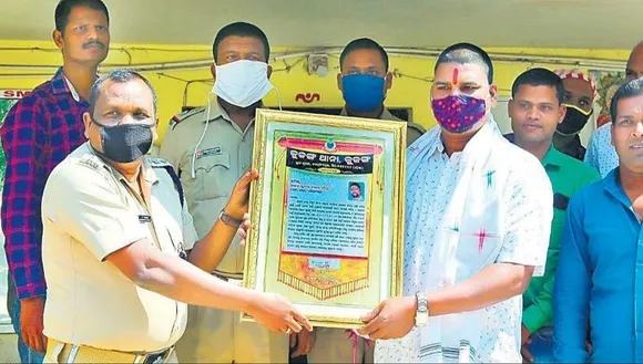 Pankaj Kumar Tarai Receiving Award