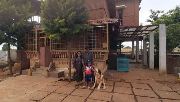 शहर छोड़ रहने लगे गांव में, बेटी को पढ़ाने सादगी का पाठ￼￼