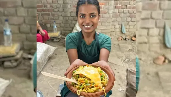 5 friends selling Kulhad Maggie