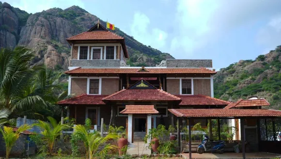 सौ साल पुराने घरों की मिट्टी और पत्थरों से बना सस्टेनेबल होमस्टे