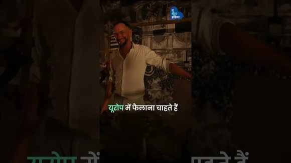 एक फ़्रांसीसी कलाकार सजा रहा है कोलकाता का यह पूजा पंडाल | Durga Puja 2025 | French Artist