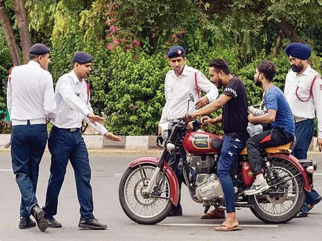 Challan Rules : ड्राइविंग के दौरान साथ रखें ये 5 डॉक्यूमेंट्स