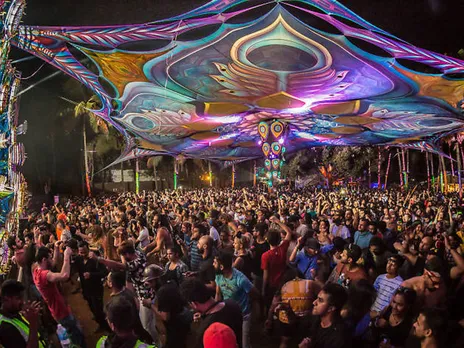 Today every year lakhs of people go to Goa to enjoy, the nightlife here is famous all over the world, today we are going to tell you about such clubs in Goa where you can enjoy the whole night